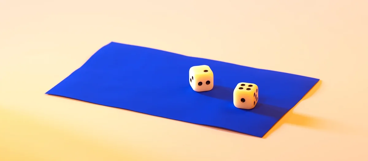 スポットライトの下で回転するルーレットのホイール
